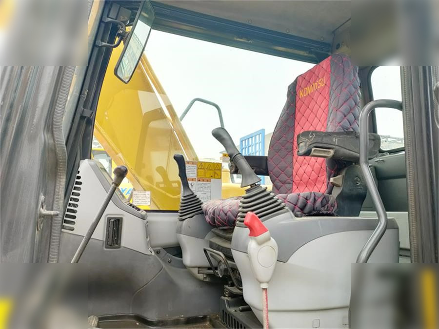 KOMATSU PC130-7 - Máy xúc bánh xích: hình 2 KOMATSU PC130-7 - Máy xúc bánh xích: hình 2