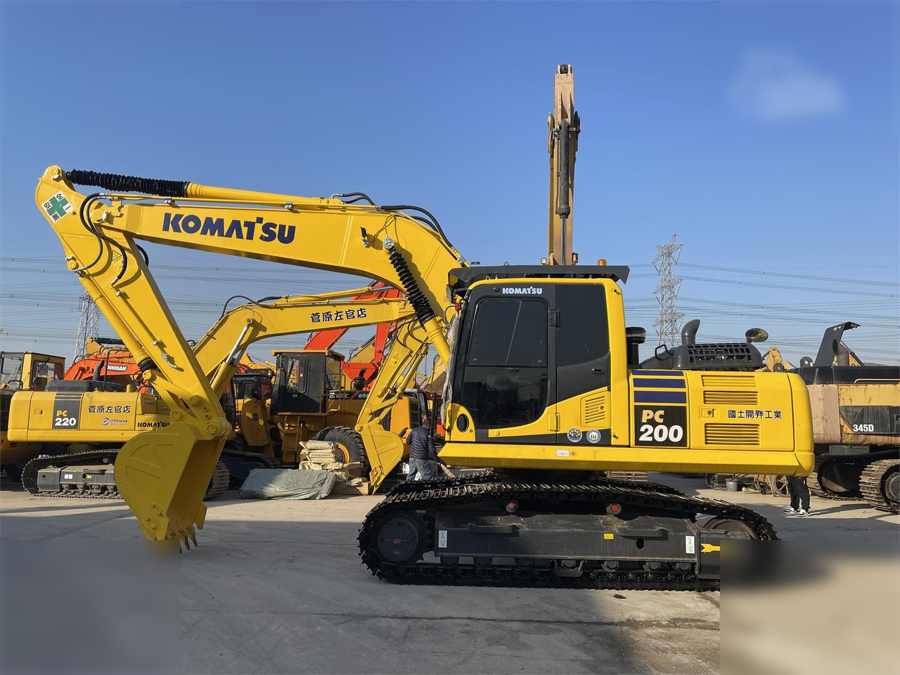 KOMATSU PC200-8 - Máy xúc bánh xích: hình 1 KOMATSU PC200-8 - Máy xúc bánh xích: hình 1