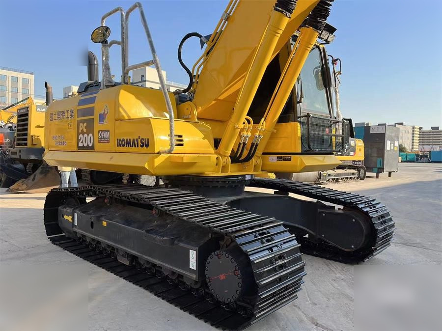 KOMATSU PC200-8 - Máy xúc bánh xích: hình 3 KOMATSU PC200-8 - Máy xúc bánh xích: hình 3