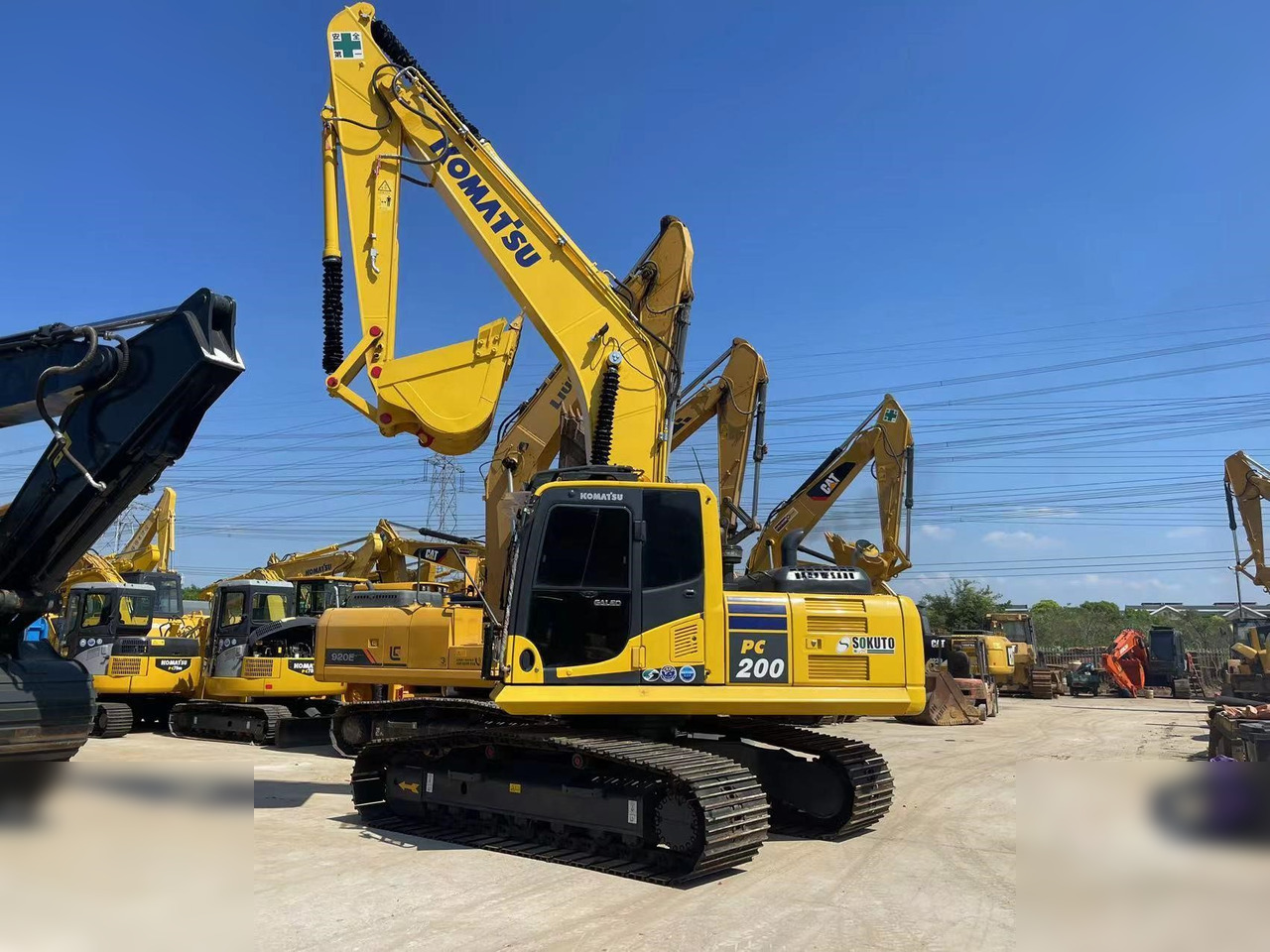 KOMATSU PC200-8 - Máy xúc bánh xích: hình 2 KOMATSU PC200-8 - Máy xúc bánh xích: hình 2