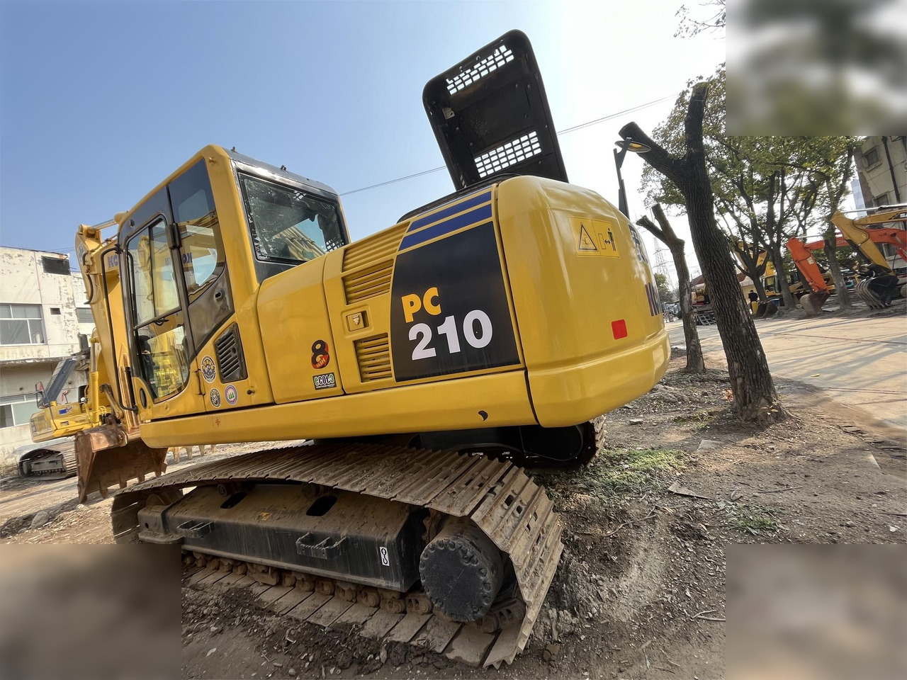 KOMATSU PC210-8 - Máy xúc bánh xích: hình 2 KOMATSU PC210-8 - Máy xúc bánh xích: hình 2