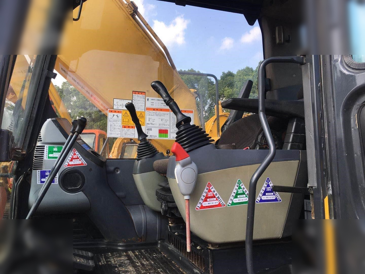 KOMATSU PC210-8N1 - Máy xúc bánh xích: hình 3 KOMATSU PC210-8N1 - Máy xúc bánh xích: hình 3
