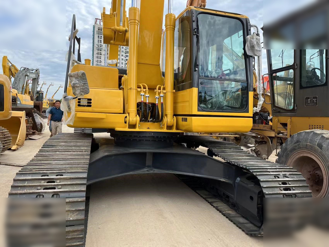 KOMATSU PC210 LC-8 - Máy xúc bánh xích: hình 2 KOMATSU PC210 LC-8 - Máy xúc bánh xích: hình 2