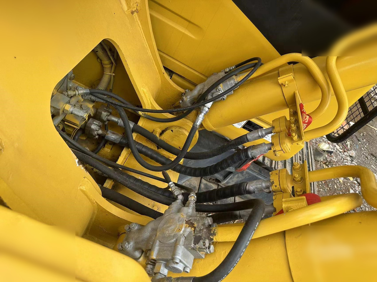 KOMATSU PC220-7 - Máy xúc bánh xích: hình 5 KOMATSU PC220-7 - Máy xúc bánh xích: hình 5