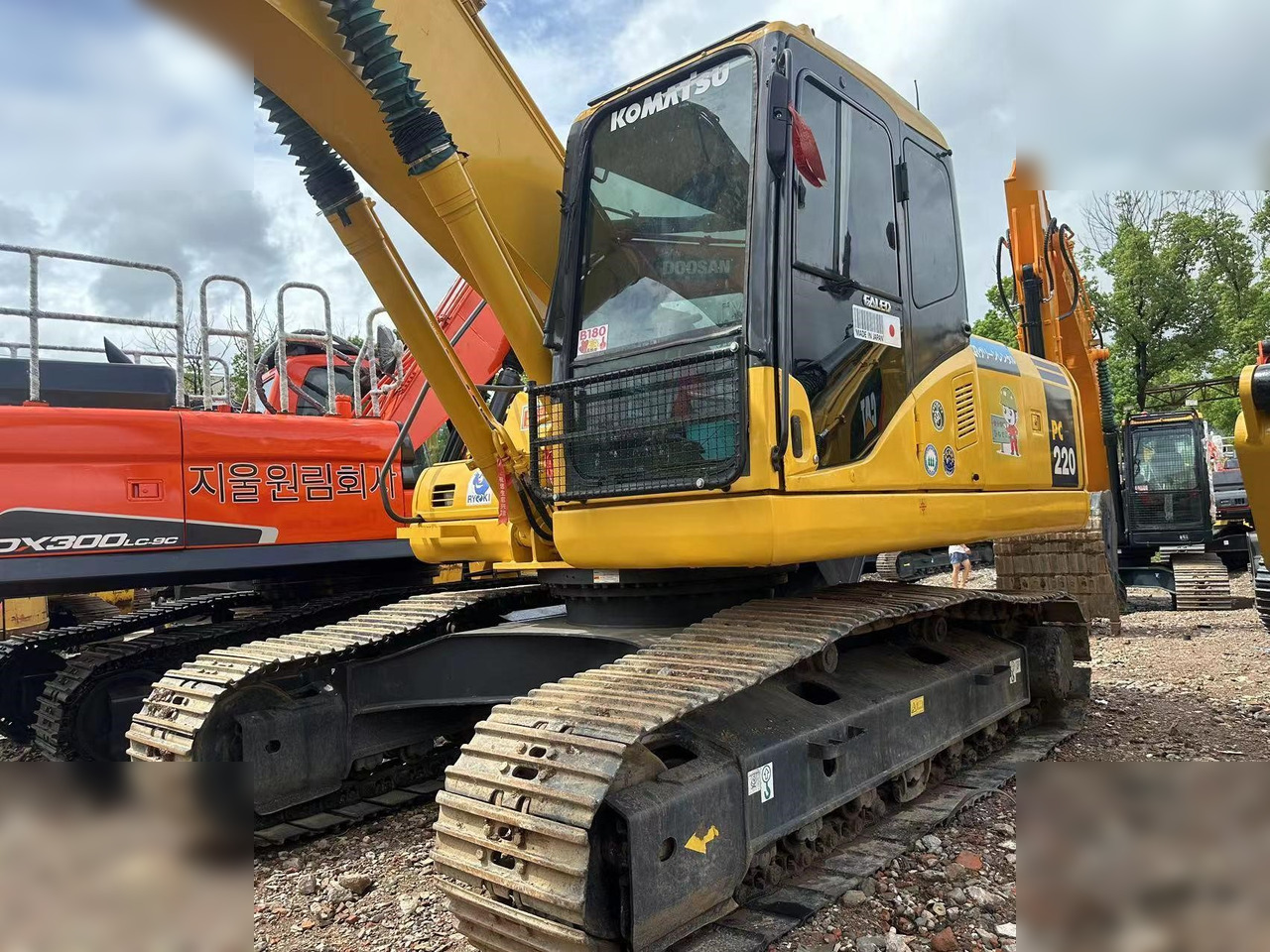 KOMATSU PC220-7 - Máy xúc bánh xích: hình 3 KOMATSU PC220-7 - Máy xúc bánh xích: hình 3