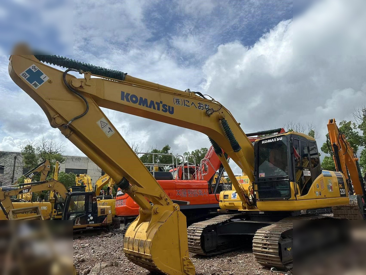 KOMATSU PC220-7 - Máy xúc bánh xích: hình 4 KOMATSU PC220-7 - Máy xúc bánh xích: hình 4