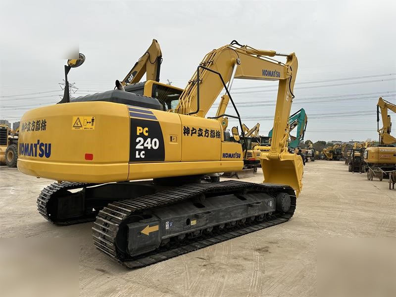 KOMATSU PC240 LC-8 - Máy xúc bánh xích: hình 3 KOMATSU PC240 LC-8 - Máy xúc bánh xích: hình 3