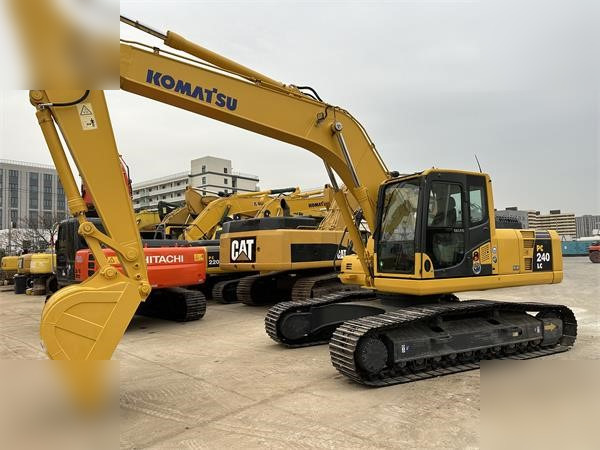 KOMATSU PC240 LC-8 - Máy xúc bánh xích: hình 3 KOMATSU PC240 LC-8 - Máy xúc bánh xích: hình 3