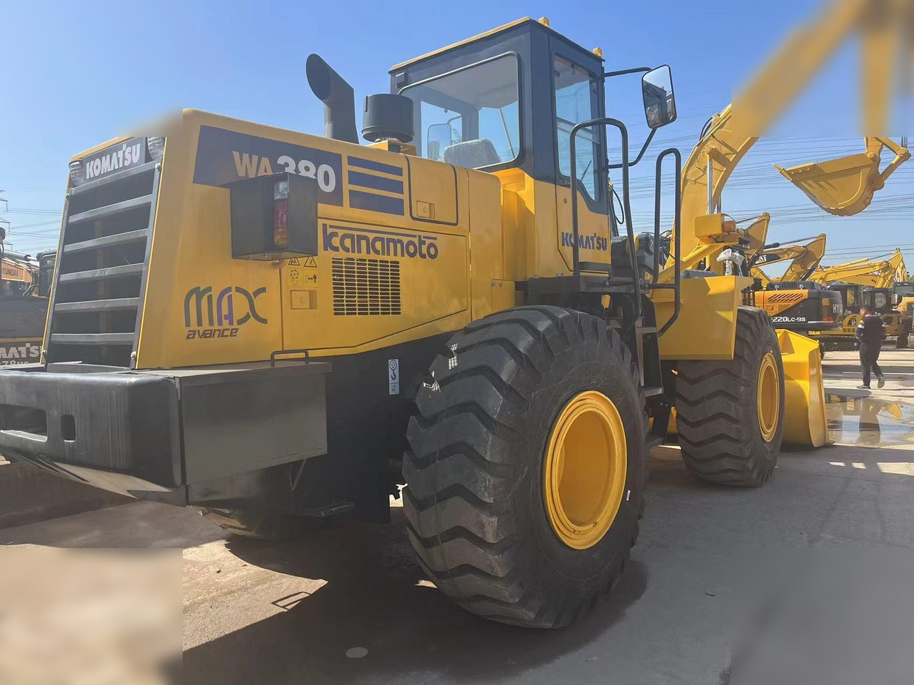 KOMATSU WA320-3 - Máy xúc lật bánh lốp: hình 2 KOMATSU WA320-3 - Máy xúc lật bánh lốp: hình 2