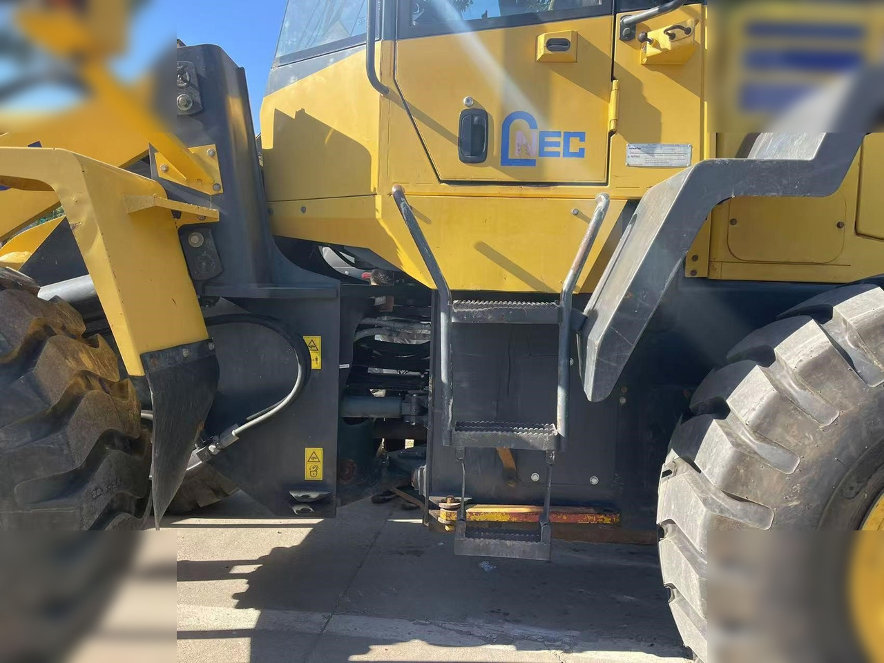 KOMATSU WA320-5 - Máy xúc lật bánh lốp: hình 4 KOMATSU WA320-5 - Máy xúc lật bánh lốp: hình 4