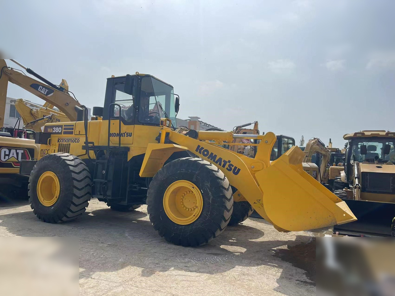KOMATSU WA380-3 - Máy xúc lật bánh lốp: hình 4 KOMATSU WA380-3 - Máy xúc lật bánh lốp: hình 4