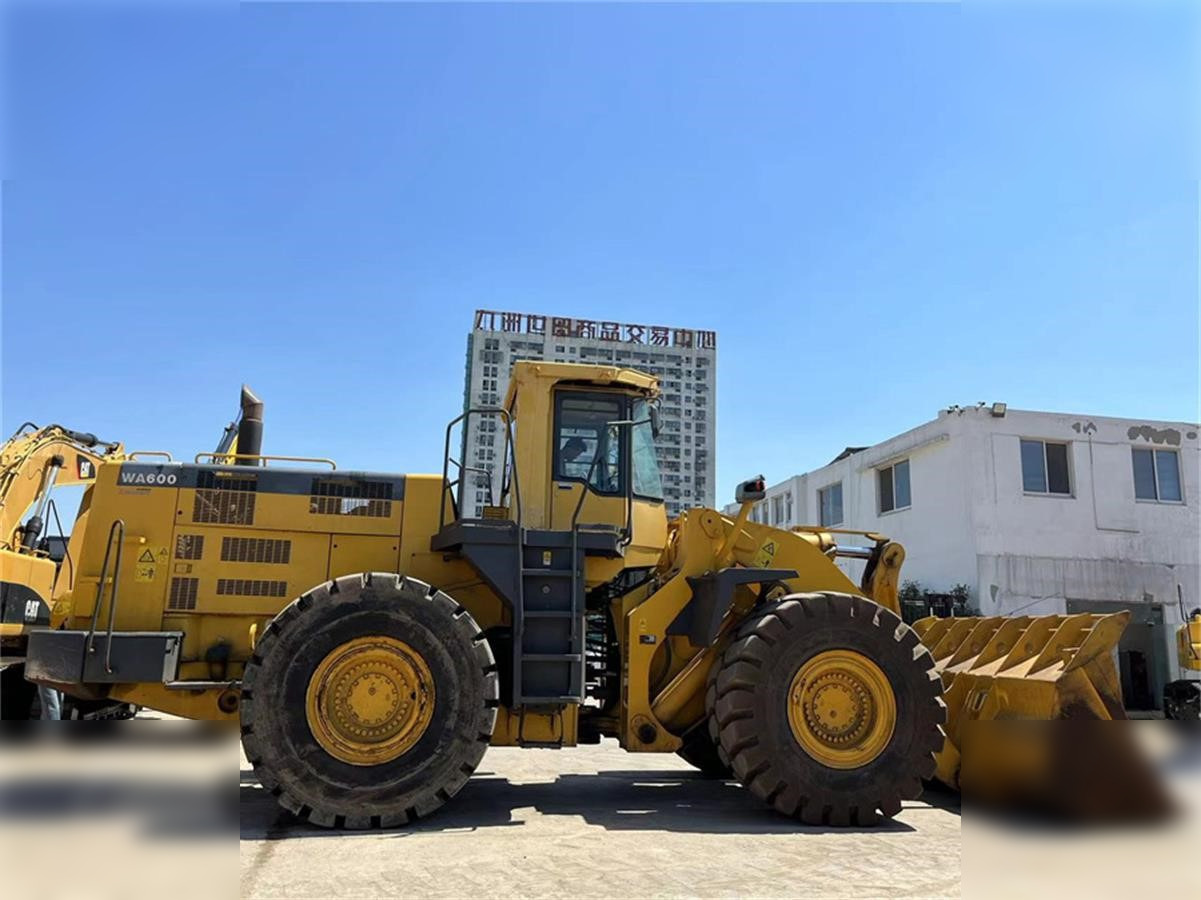 KOMATSU WA600-3 - Máy xúc lật bánh lốp: hình 2 KOMATSU WA600-3 - Máy xúc lật bánh lốp: hình 2