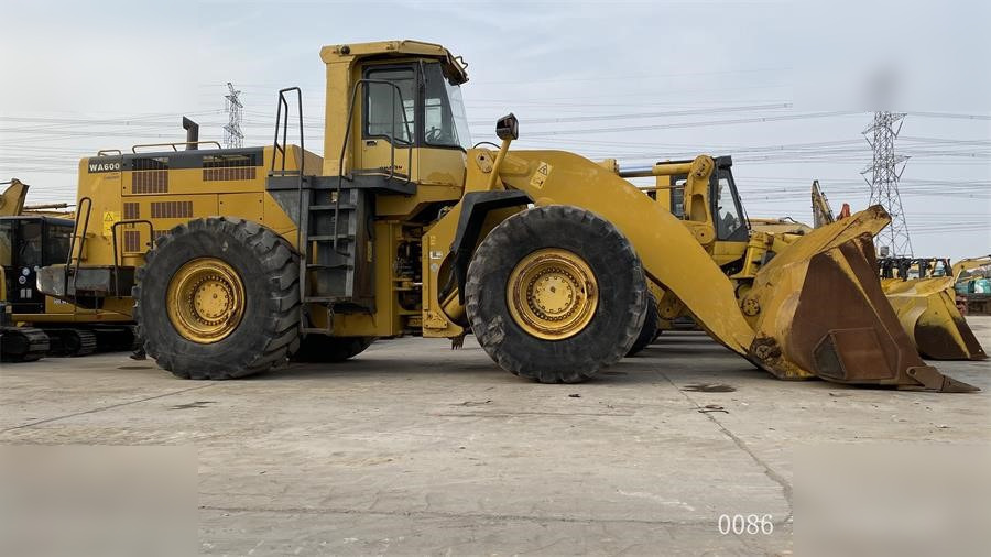KOMATSU WA600-3 - Máy xúc lật bánh lốp: hình 1 KOMATSU WA600-3 - Máy xúc lật bánh lốp: hình 1