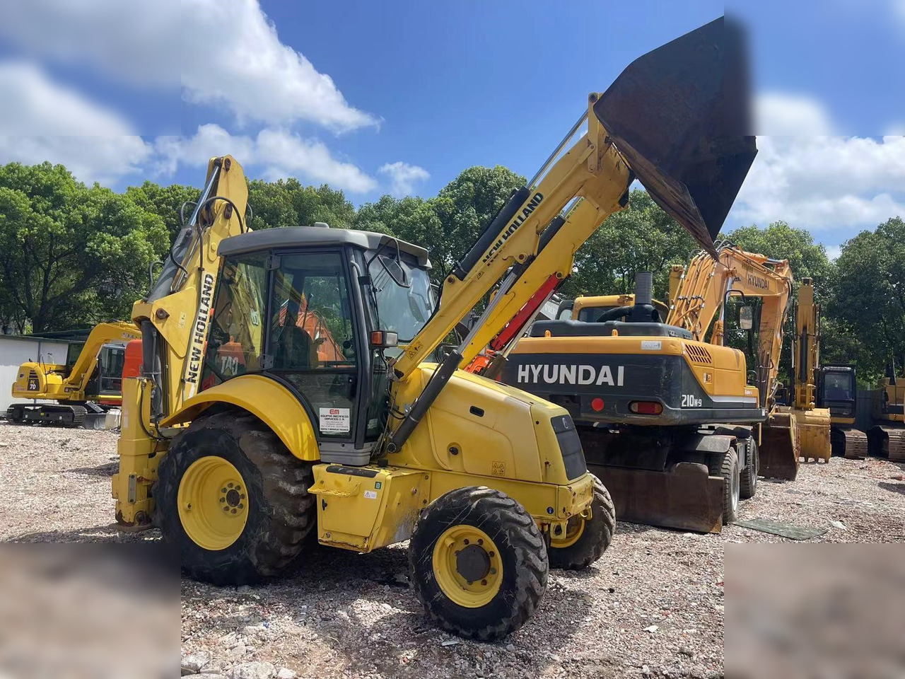 NEW HOLLAND LB95B-4PT - Máy xúc trước múc sau: hình 1 NEW HOLLAND LB95B-4PT - Máy xúc trước múc sau: hình 1