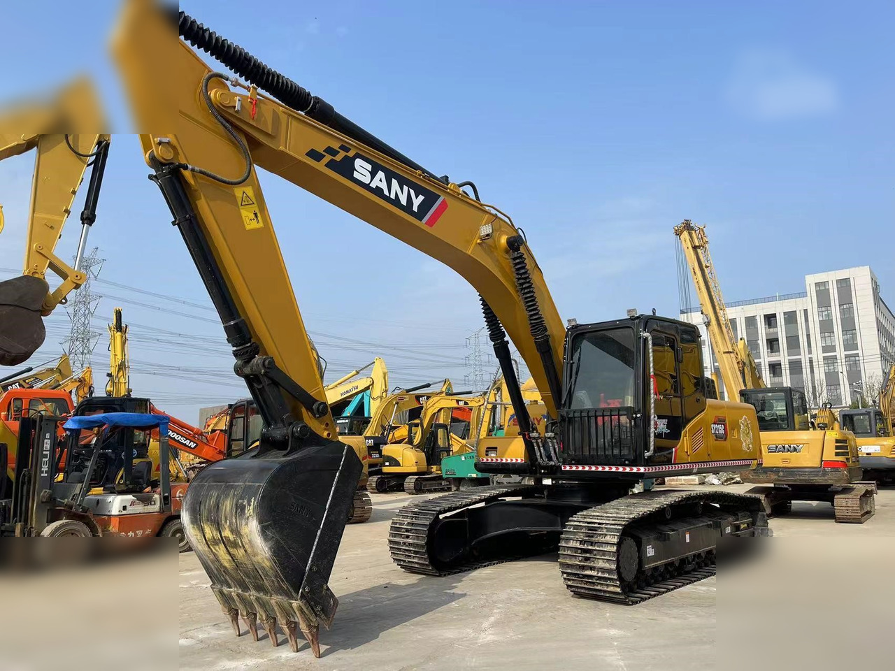 SANY SY215C - Máy xúc bánh xích: hình 2 SANY SY215C - Máy xúc bánh xích: hình 2