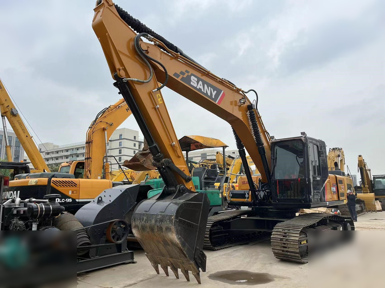 SANY SY215C - Máy xúc bánh xích: hình 2 SANY SY215C - Máy xúc bánh xích: hình 2