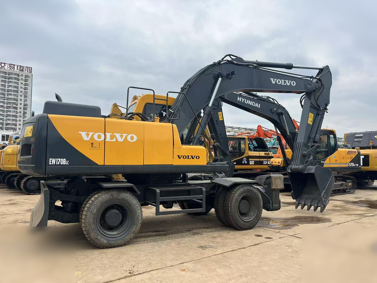 VOLVO EW170 - Máy xúc bánh lốp: hình 2 VOLVO EW170 - Máy xúc bánh lốp: hình 2