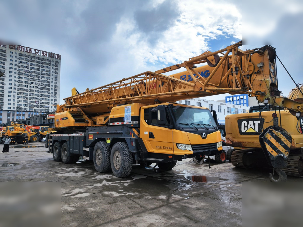 XCMG QY80XCT - Cẩu bánh lốp: hình 1 XCMG QY80XCT - Cẩu bánh lốp: hình 1