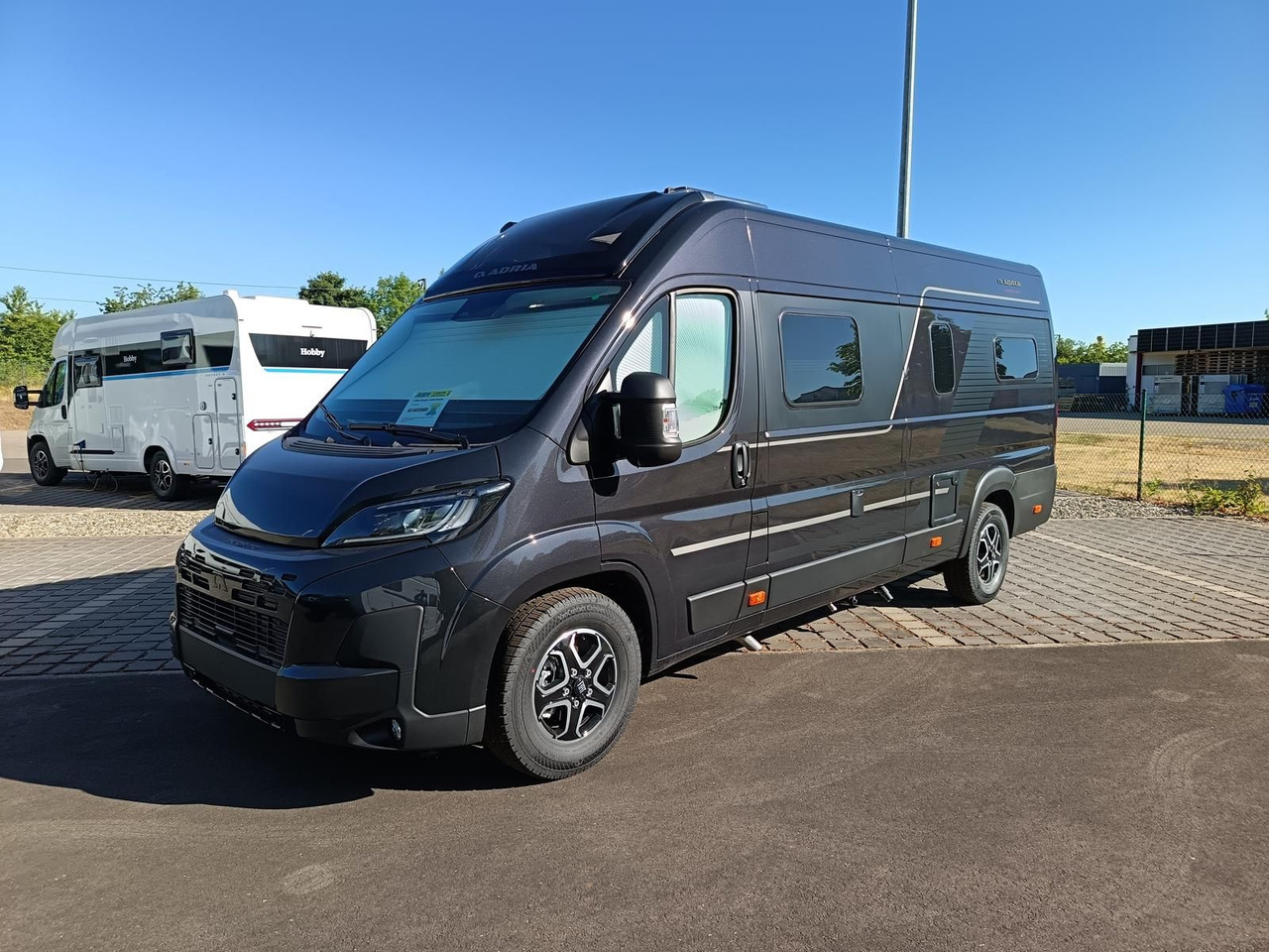 Adria Twin Edition 640 SGX Maxi 132kW*138L KÜHLSCHRANK - Xe van cắm trại: hình 2 Adria Twin Edition 640 SGX Maxi 132kW*138L KÜHLSCHRANK - Xe van cắm trại: hình 2