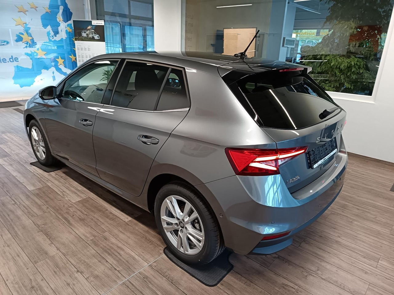 Skoda Fabia 30 Jahre DSG*VORBER.AHK*LED*R-KAM*TEMP*DAB - Sedan: hình 4 Skoda Fabia 30 Jahre DSG*VORBER.AHK*LED*R-KAM*TEMP*DAB - Sedan: hình 4