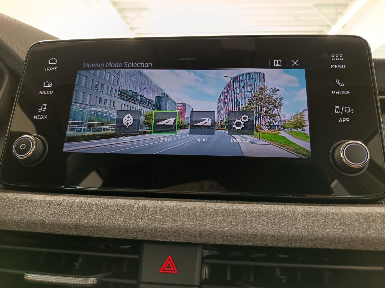 SUV Skoda Kamiq 130 Jahre 1,5TSI DSG*AHK*ACC*LED*R-KAM*PDC: hình 15 SUV Skoda Kamiq 130 Jahre 1,5TSI DSG*AHK*ACC*LED*R-KAM*PDC: hình 15