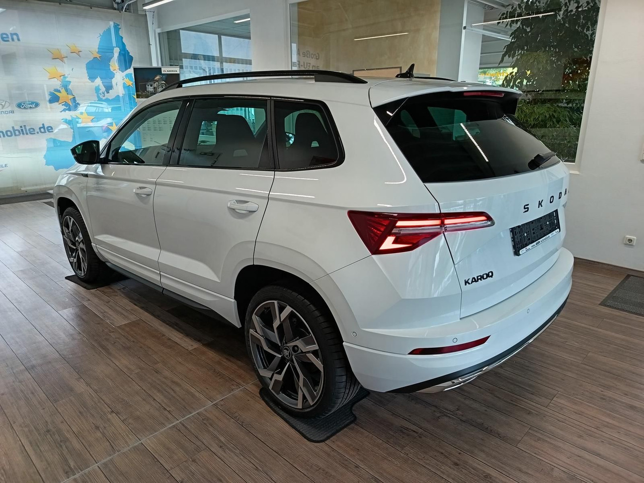 Skoda Karoq Sportline 1,5 TSI DSG*AHK*PSD*STD.HZG*NAVI - SUV: hình 4 Skoda Karoq Sportline 1,5 TSI DSG*AHK*PSD*STD.HZG*NAVI - SUV: hình 4