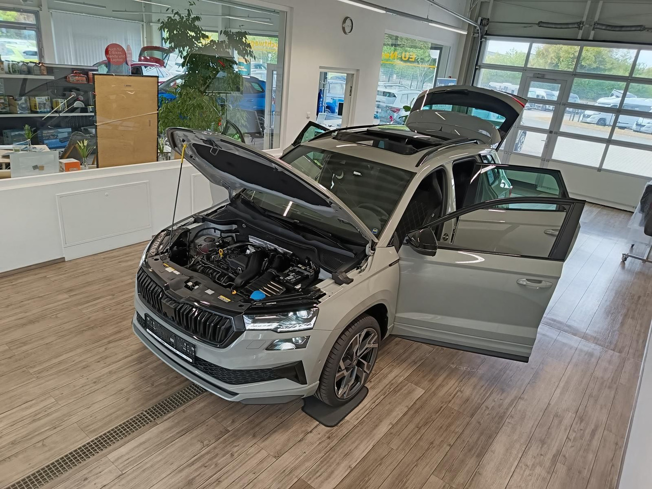 Skoda Karoq Sportline 1,5 TSI DSG*AHK*PSD*STD.HZG*NAVI - SUV: hình 2 Skoda Karoq Sportline 1,5 TSI DSG*AHK*PSD*STD.HZG*NAVI - SUV: hình 2