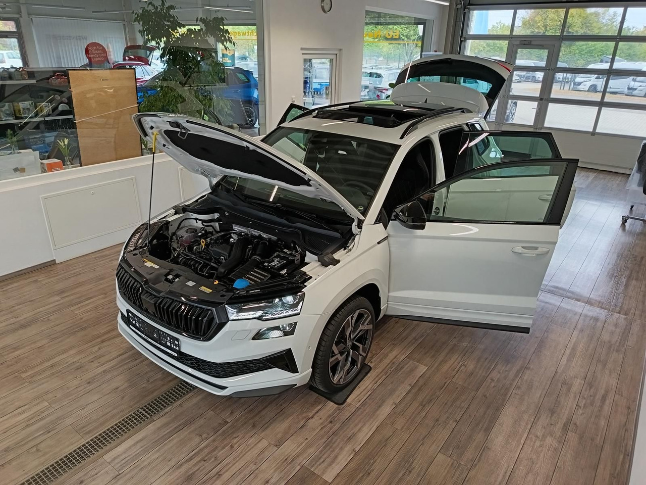 Skoda Karoq Sportline 1,5 TSI DSG*AHK*PSD*STD.HZG*NAVI - SUV: hình 2 Skoda Karoq Sportline 1,5 TSI DSG*AHK*PSD*STD.HZG*NAVI - SUV: hình 2