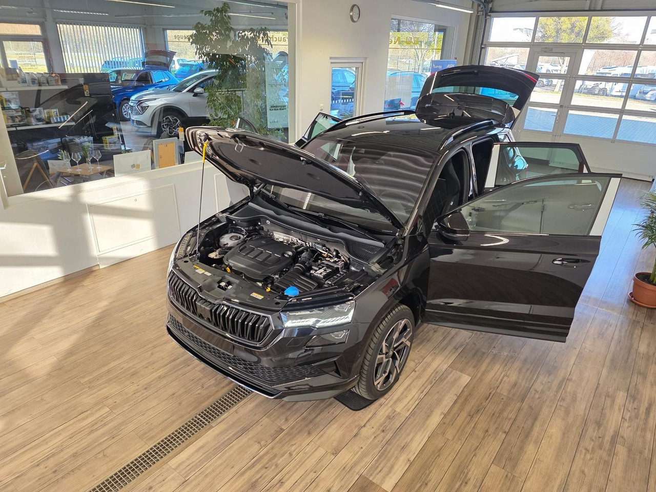 Skoda Karoq Sportline 2,0TDI DSG 4x4*PSD*AHK*360°*NAVI - SUV: hình 2 Skoda Karoq Sportline 2,0TDI DSG 4x4*PSD*AHK*360°*NAVI - SUV: hình 2