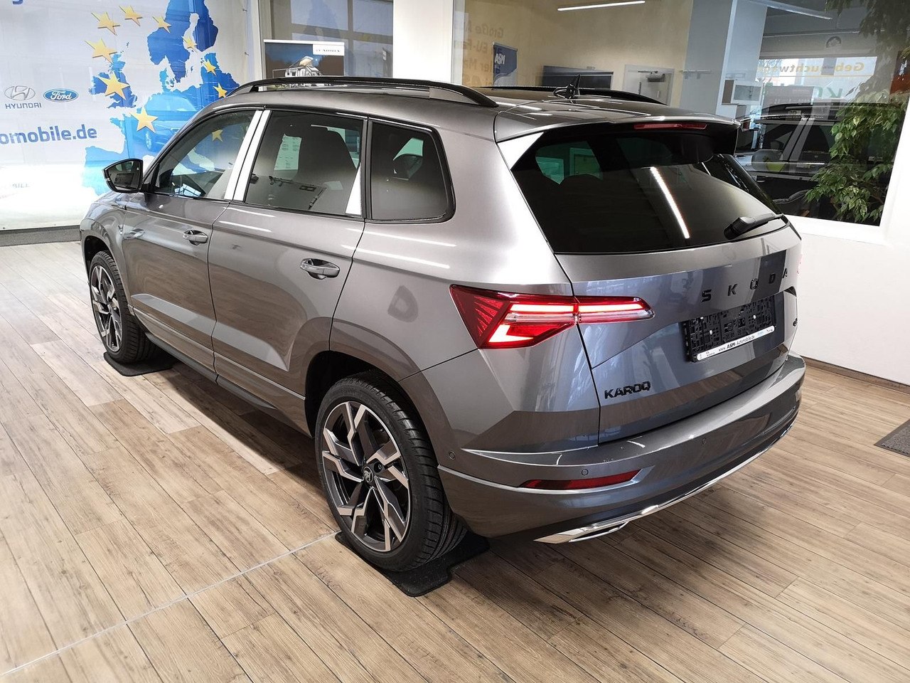 Skoda Karoq Sportline 2,0TDI DSG 4x4*PSD*AHK*360°*NAVI - SUV: hình 4 Skoda Karoq Sportline 2,0TDI DSG 4x4*PSD*AHK*360°*NAVI - SUV: hình 4