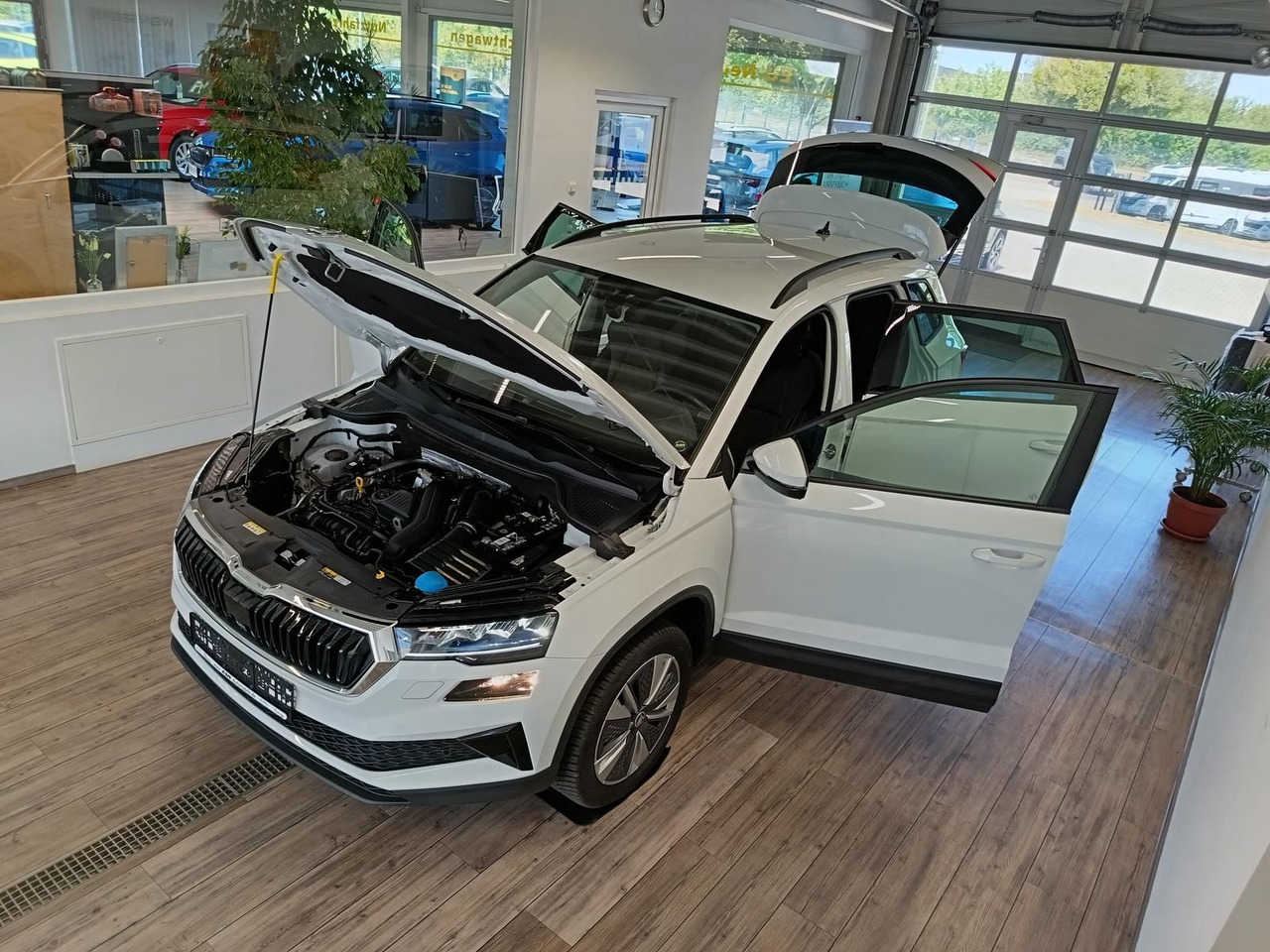 Skoda Karoq Style 1,5 TSI DSG*AHK*NAVI*LED*R-KAM*2xPDC - SUV: hình 2 Skoda Karoq Style 1,5 TSI DSG*AHK*NAVI*LED*R-KAM*2xPDC - SUV: hình 2