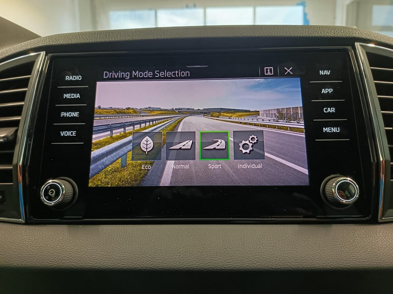 SUV Skoda Karoq Style 1,5TSI DSG*AHK-VORBER*NAVI*LED*R-KAM: hình 14 SUV Skoda Karoq Style 1,5TSI DSG*AHK-VORBER*NAVI*LED*R-KAM: hình 14