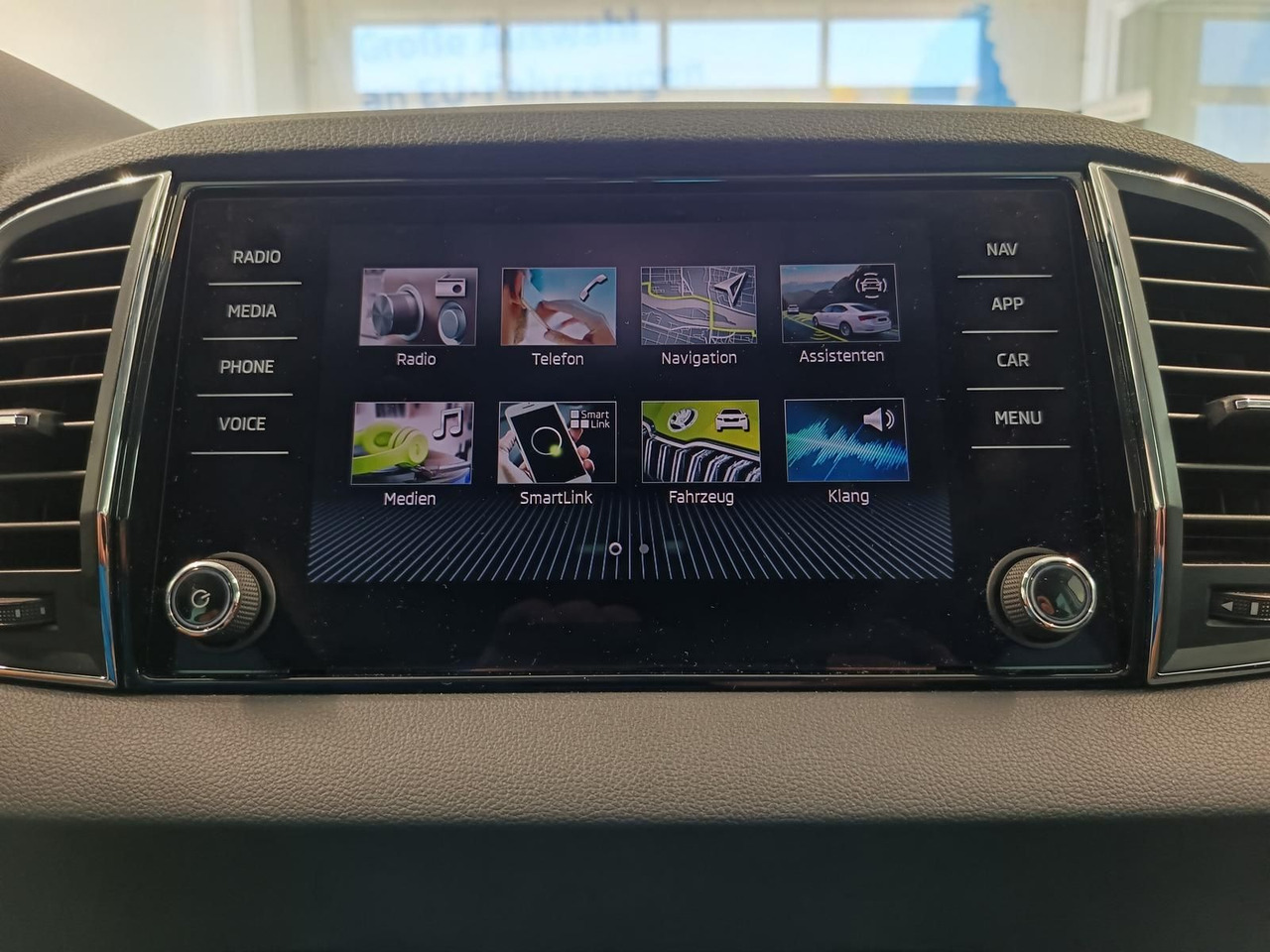 SUV Skoda Karoq Style 1,5TSI DSG*AHK-VORBER*NAVI*LED*R-KAM: hình 10 SUV Skoda Karoq Style 1,5TSI DSG*AHK-VORBER*NAVI*LED*R-KAM: hình 10