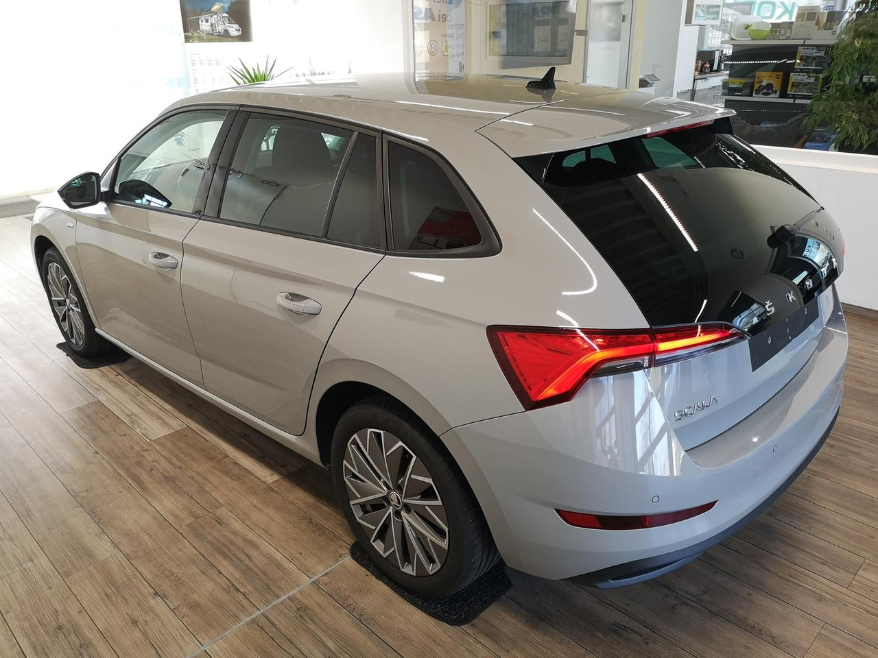 Skoda Scala Ambition 1,0 TSI 81 kW*NAVI*LED*R-KAM*PDC* - Sedan: hình 4 Skoda Scala Ambition 1,0 TSI 81 kW*NAVI*LED*R-KAM*PDC* - Sedan: hình 4