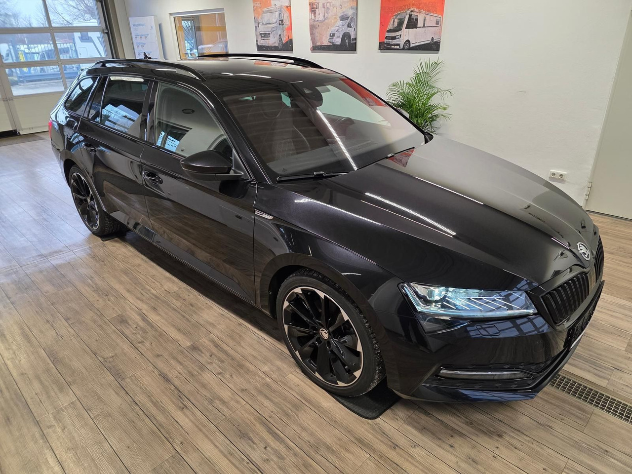 Skoda Superb Combi Sportline 2,0 TDI 4x4*PSD*360°*AHK* - Xe hơi: hình 3 Skoda Superb Combi Sportline 2,0 TDI 4x4*PSD*360°*AHK* - Xe hơi: hình 3