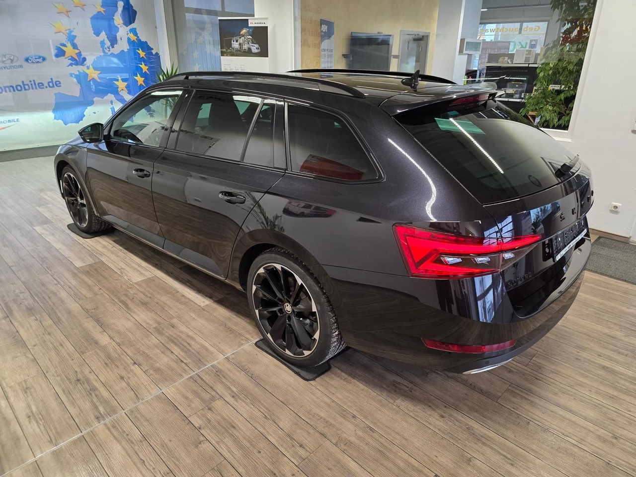Skoda Superb Combi Sportline 2,0 TDI 4x4*PSD*360°*AHK* - Xe hơi: hình 4 Skoda Superb Combi Sportline 2,0 TDI 4x4*PSD*360°*AHK* - Xe hơi: hình 4