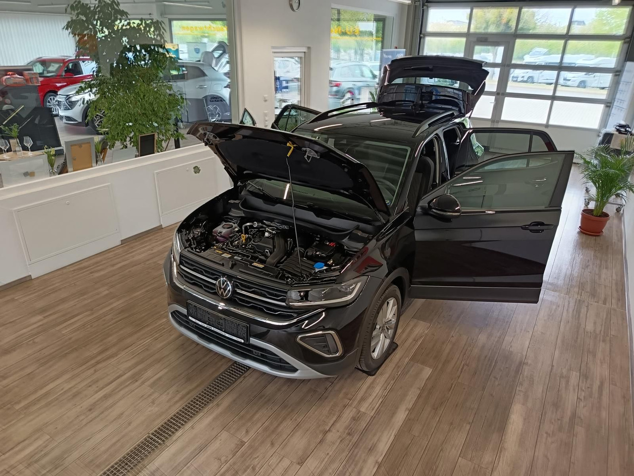 Volkswagen T-Cross Life 1.5 TSI DSG*AHK*MATRIX LED*ACC*SHZ* - SUV: hình 2 Volkswagen T-Cross Life 1.5 TSI DSG*AHK*MATRIX LED*ACC*SHZ* - SUV: hình 2