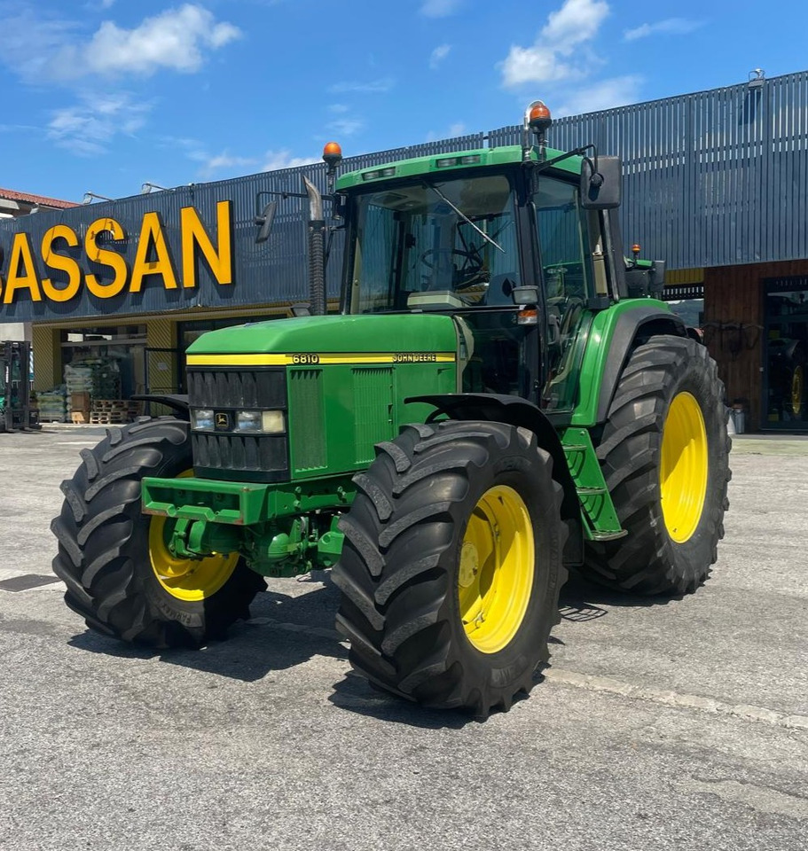 JOHN DEERE 6810 - Máy cày: hình 1 JOHN DEERE 6810 - Máy cày: hình 1