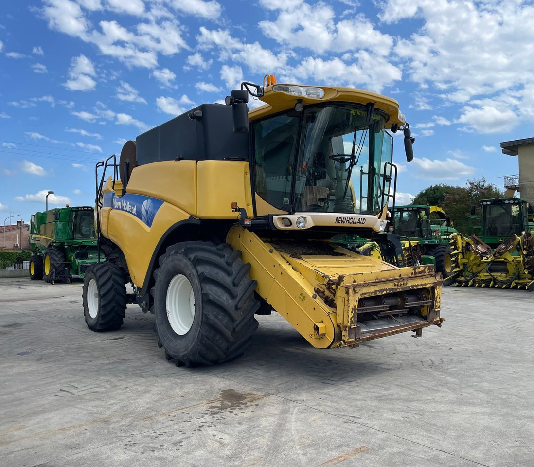 NEW HOLLAND MIETITREBBIA CX 8080 - Máy gặt đập: hình 2 NEW HOLLAND MIETITREBBIA CX 8080 - Máy gặt đập: hình 2