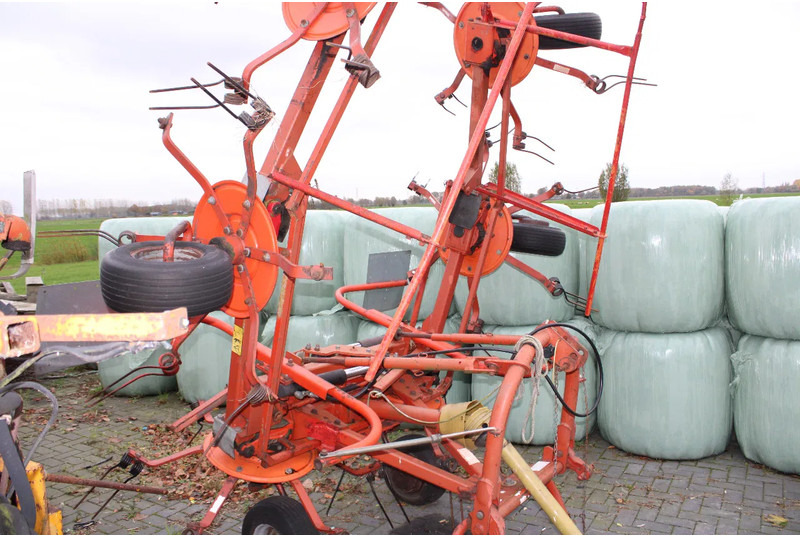 Fella 680 en diverse machines - Dàn trải/ Cào: hình 2 Fella 680 en diverse machines - Dàn trải/ Cào: hình 2