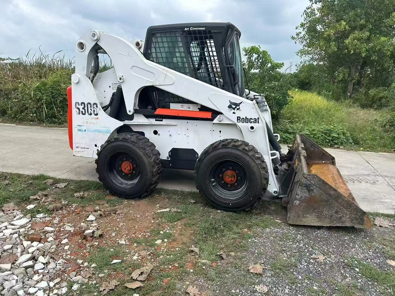BOBCAT s300 - Máy xúc lật đa năng: hình 1 BOBCAT s300 - Máy xúc lật đa năng: hình 1