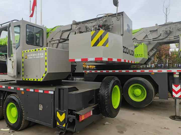 Second Hand ZOOMLION 25 Ton ZTC250V531 30 Ton ZTC300V532 70 Ton ZTC700H6 Hydraulmic Mobile Truck Crane on Sale - Cẩu bánh lốp: hình 5 Second Hand ZOOMLION 25 Ton ZTC250V531 30 Ton ZTC300V532 70 Ton ZTC700H6 Hydraulmic Mobile Truck Crane on Sale - Cẩu bánh lốp: hình 5