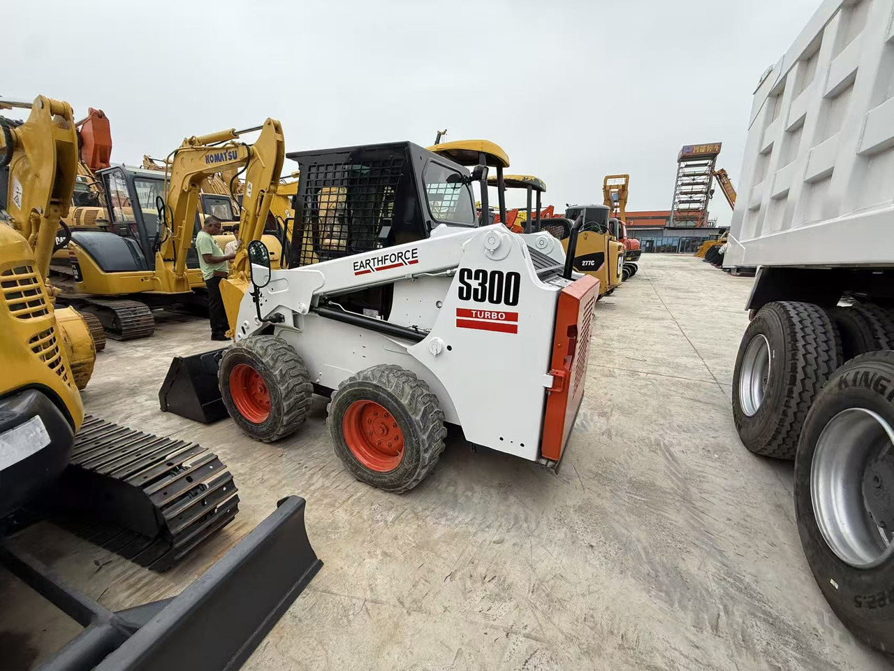 Bobcat s300 - Máy xúc lật đa năng: hình 2 Bobcat s300 - Máy xúc lật đa năng: hình 2