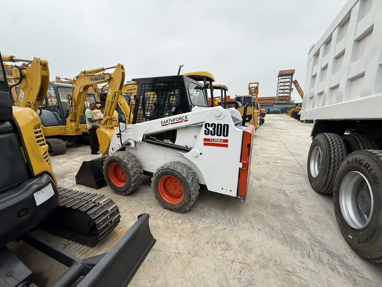 Bobcat s300 - Máy xúc lật đa năng: hình 1 Bobcat s300 - Máy xúc lật đa năng: hình 1
