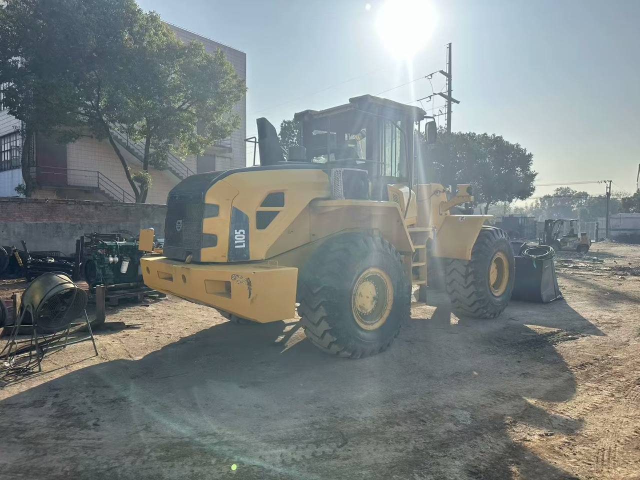 105L - Máy xúc lật bánh lốp: hình 3 105L - Máy xúc lật bánh lốp: hình 3