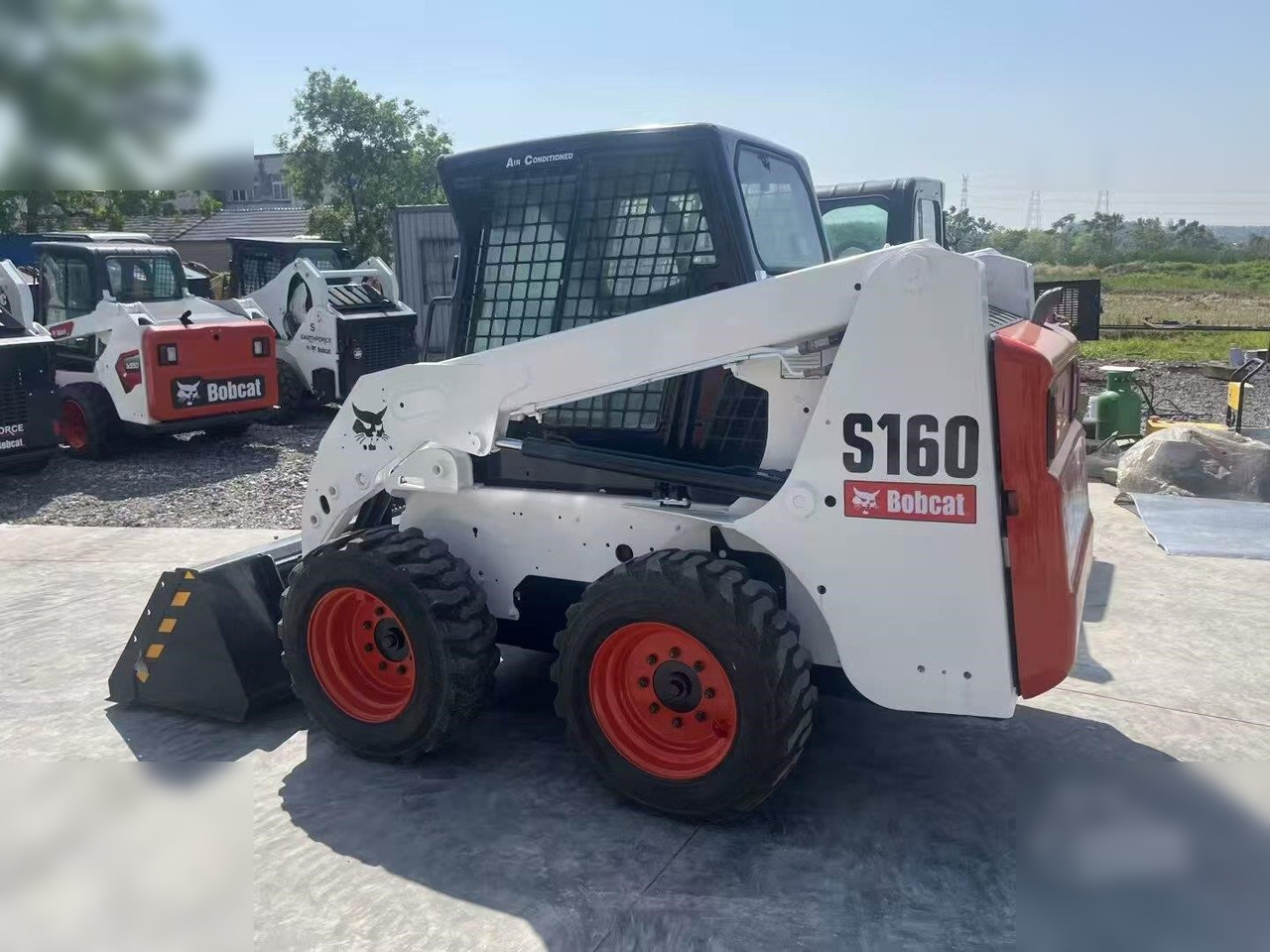 BOBCAT S160 - Máy xúc lật đa năng: hình 1 BOBCAT S160 - Máy xúc lật đa năng: hình 1