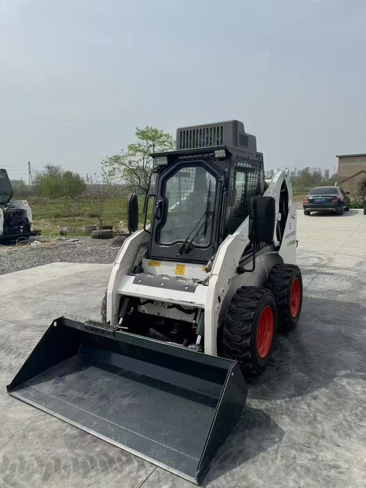 BOBCAT S18 - Máy xúc lật bánh lốp: hình 4 BOBCAT S18 - Máy xúc lật bánh lốp: hình 4