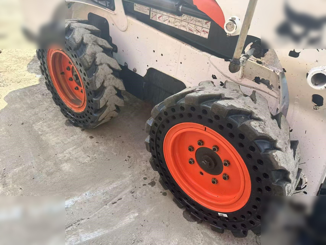 BOBCAT S550 - Máy xúc lật đa năng: hình 3 BOBCAT S550 - Máy xúc lật đa năng: hình 3