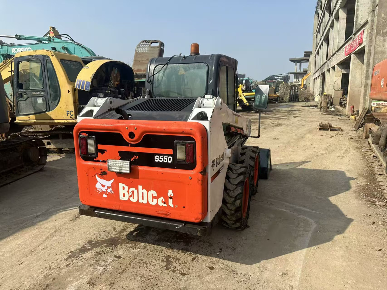 BOBCAT s550 - Máy xúc lật bánh lốp: hình 5 BOBCAT s550 - Máy xúc lật bánh lốp: hình 5
