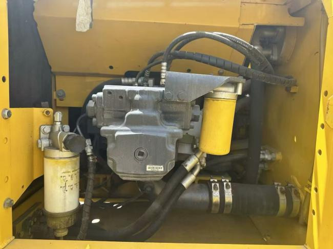 KOMATSU 200-8 - Máy xúc bánh xích: hình 3 KOMATSU 200-8 - Máy xúc bánh xích: hình 3